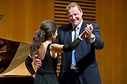Spontaner Tanz auf der Bühne mit Dr. Franz-Georg Strauß (©Fto: Beranstalter)